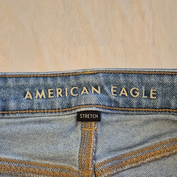12S American Eagle Outfitters Ripped Light Blue Mom Jeans Sz 12 Short Distressed - Picture 4 of 5